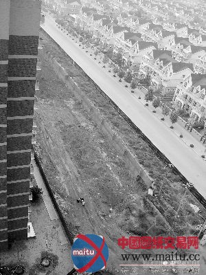 楼旁挖地库惹居民揪心 开发商称已请专家论证