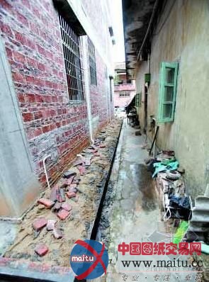 两家谈地基时引争执 男子拿柴刀砍死3名邻居