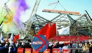 大运中心主体育场钢结构封顶