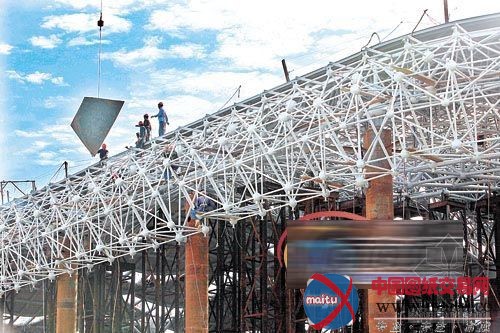 10万平波浪形屋顶创世界之最 海南国际会展中心封顶