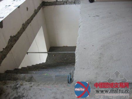 成都:最雷人装修 打通楼板 6套房变大跃层