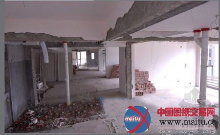 成都:最雷人装修 打通楼板 6套房变大跃层