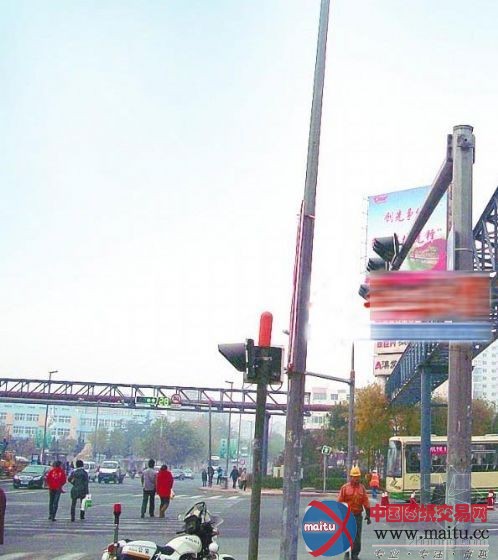 青岛:为配合地铁施工 暖气管道铺在空中