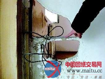 暖气爆管把墙冲出个大洞 供暖前期家中需留人