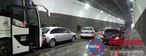 地面涂料滑溜引3起追尾 鼓山隧道内11辆车受损