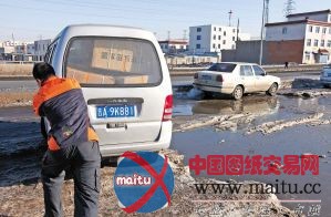 窨井返水在马路上形成百米“冰路”