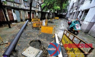 嘉兴:老小区改造道路挖开30米 工程一歇半个多月