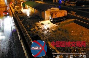 北京地铁6号线泥浆池爆裂 致数百米马路结冰