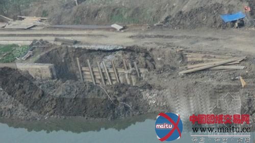 防汛墙施工现“塌方” 银杏苑居民质疑为何不停工