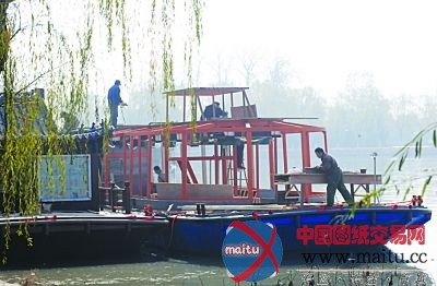 玄武湖造豪华游船 船体已经安装但没监理也没安监