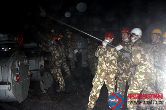 绥化室内供暖告急 武警官兵星夜抢修供热系统