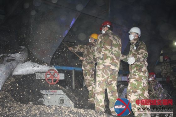 绥化室内供暖告急 武警官兵星夜抢修供热系统