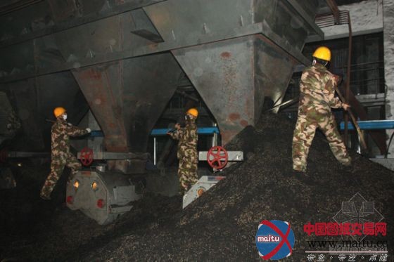 绥化室内供暖告急 武警官兵星夜抢修供热系统