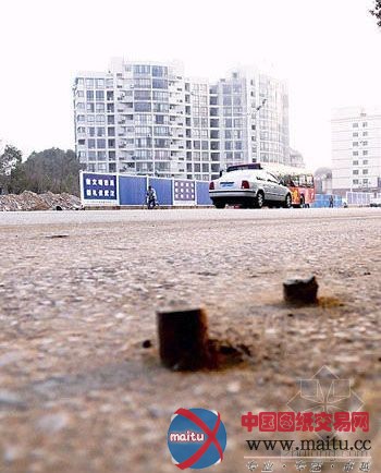 武汉道路施工挡板拆除后 路边钢钉密集冒头