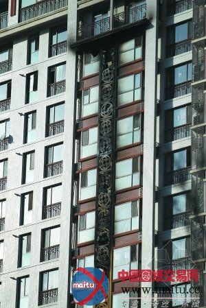 北京一高楼空调外挂连烧六层 疑烟花惹祸