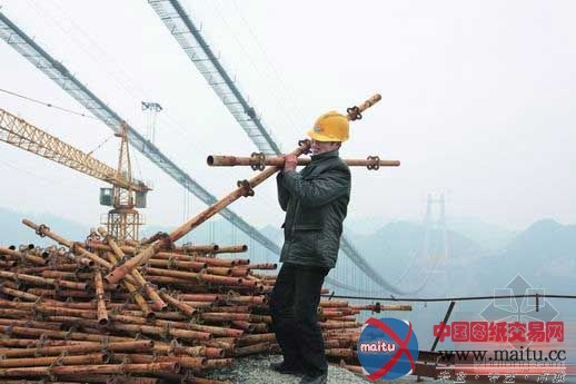 矮寨悬索桥破五大世界难题 云雾中从容施工