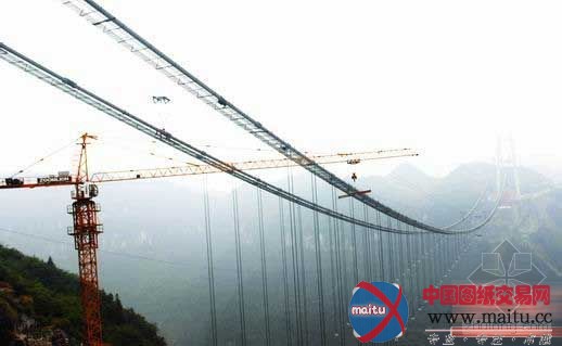 矮寨悬索桥破五大世界难题 云雾中从容施工