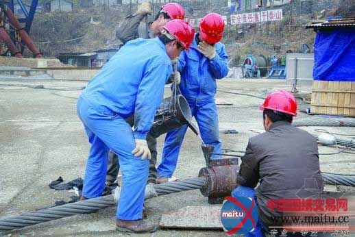 矮寨悬索桥破五大世界难题 云雾中从容施工