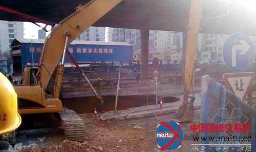 大连地铁施工再次坍塌 路面现直径10米深坑