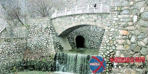 西安市污水流入护城河 相关部门称在冲管道