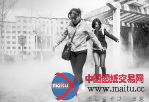 长春:供暖管道爆裂热水直喷 居民过路像是走钢丝