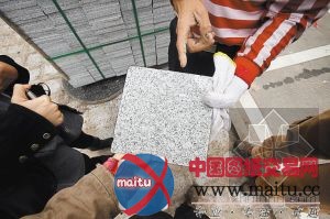 400米人行道铺花岗岩花了72万