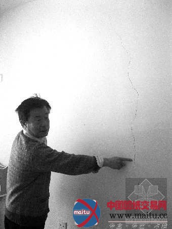 日照:小区三栋楼墙壁出裂纹 疑因开发商挖基坑所致