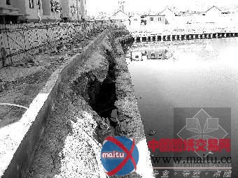 日照:小区三栋楼墙壁出裂纹 疑因开发商挖基坑所致