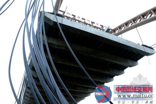 新疆库尔勒孔雀河大桥部分垮塌 交通完全中断