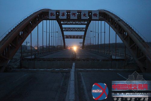 新疆库尔勒孔雀河大桥部分垮塌 交通完全中断