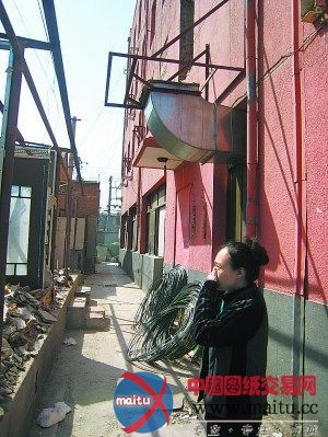 北京:施工地和居民楼间距不到两米 市民屋内胆战心惊