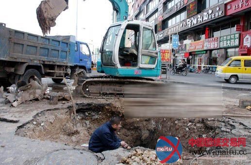 供热管道破裂 抢修人员及时抢修恢复供热