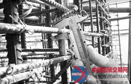 郑州万达广场惊现瘦身钢筋 工程质量令人担忧