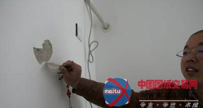 石家庄:新房刚装修 墙壁抹灰层一碰就掉