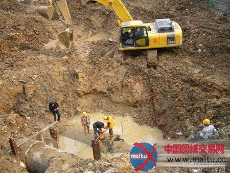 水厂1.8米巨管用了20年爆了 四片区自来水“降压”