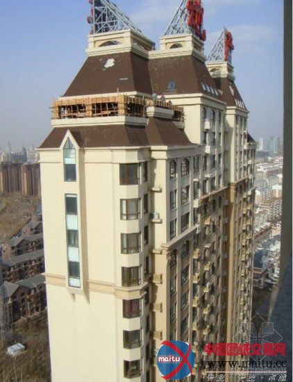 长春:工人在29层楼顶建百平米违建