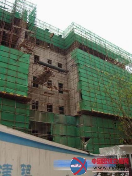 海口海秀路新望海楼工地惊魂 钢筋撞小区值班室