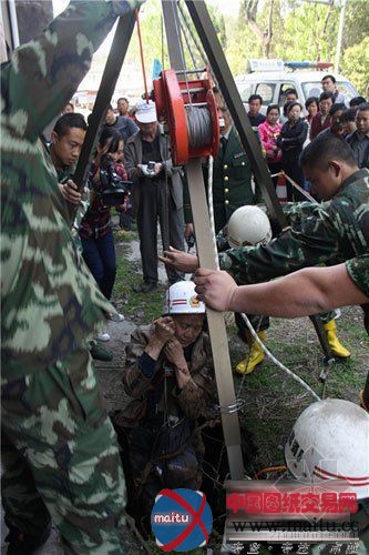 宜昌:老人路边候车遇路面塌陷坠入12米深坑