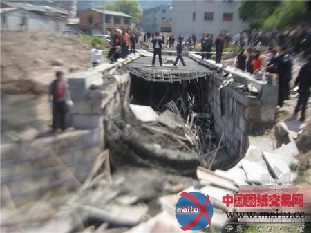 浙江永康在建公路盖板桥坍塌致一死一伤