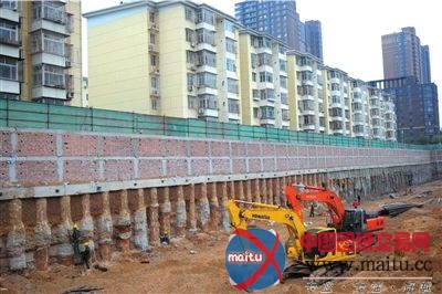 北京昌平区住宅楼疑因旁边工地施工出现多处裂缝