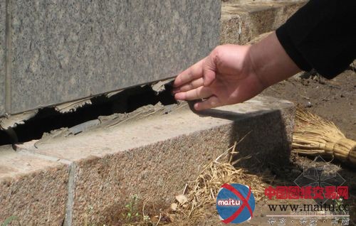 青岛银座中心无证施工 附近高楼惊现裂缝