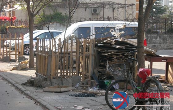 建成13年没排水没路灯 福园小区西区改造半路停工