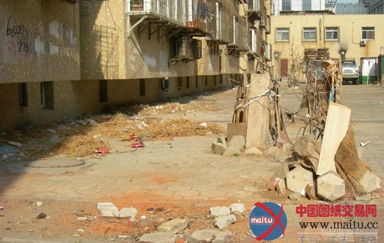 建成13年没排水没路灯 福园小区西区改造半路停工