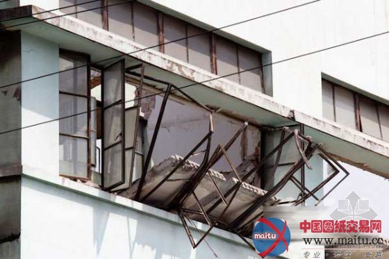 上海一3层楼房房顶发生坍塌 警方临时交通管制