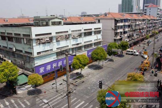 上海一3层楼房房顶发生坍塌 警方临时交通管制