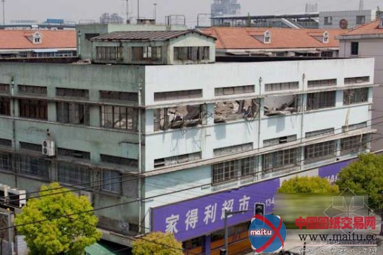 上海一3层楼房房顶发生坍塌 警方临时交通管制