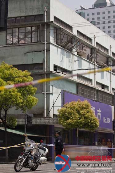 上海一3层楼房房顶发生坍塌 警方临时交通管制