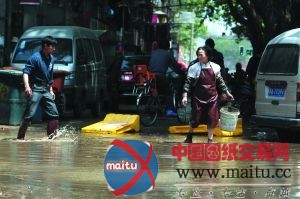 一个星期南昌路水管爆了两次 附近居民很不满