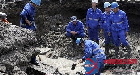 北京右安门内大街自来水管爆裂 6000户居民断水