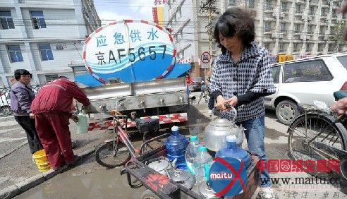 北京右安门内大街自来水管爆裂 6000户居民断水